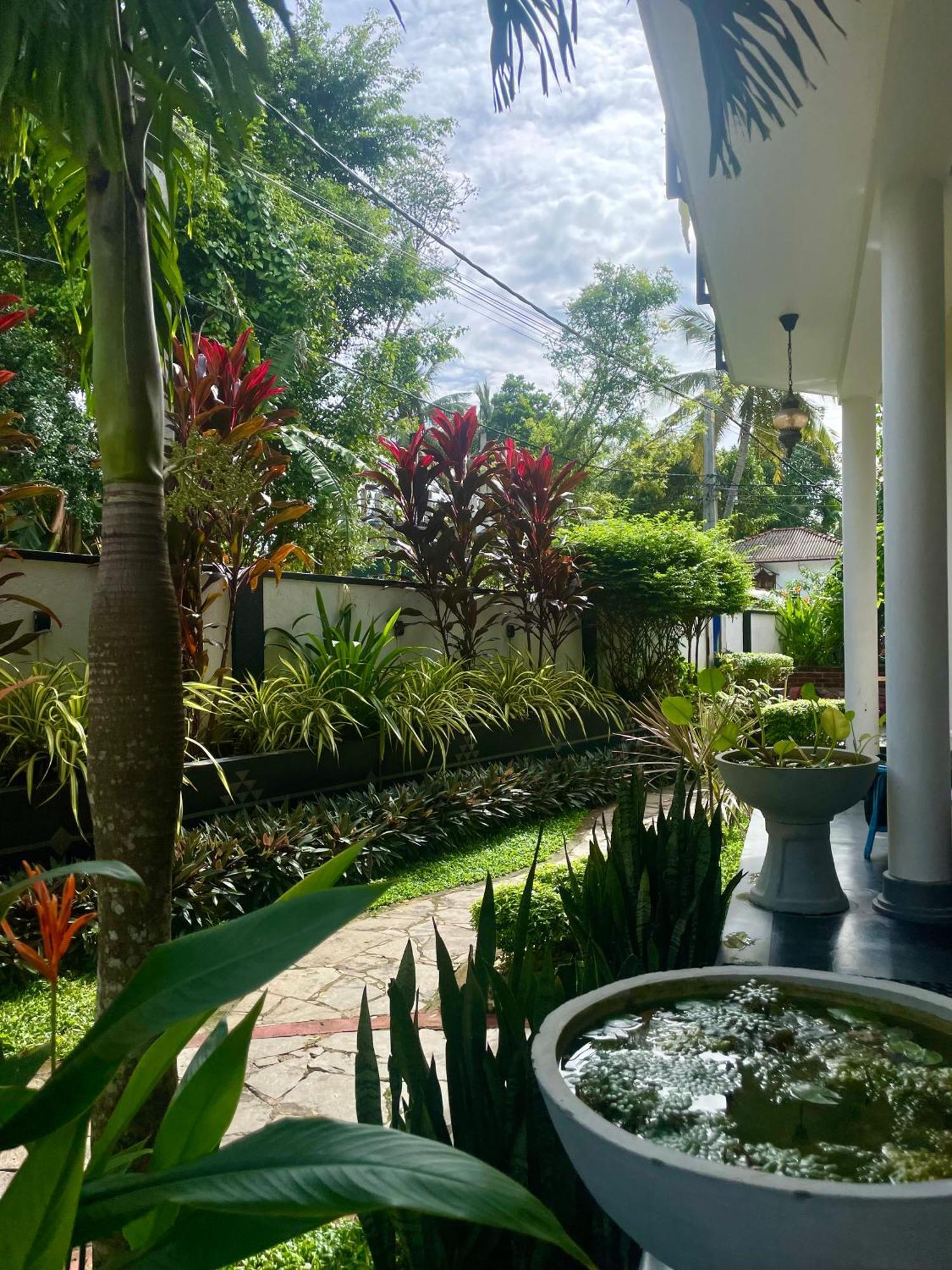 Habibi Hostel & Restaurant Унаватуна Экстерьер фото